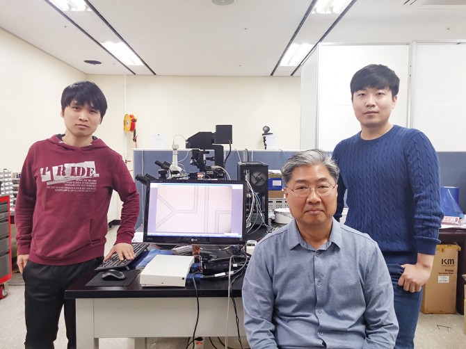 정완균 포항공대 교수(가운데)와 박사과정 허영진(왼쪽), 석사과정 강준수 씨는 미세유체를 정밀하게 조절할 수 있는 제어기술을 개발했다. - 포항공대 제공